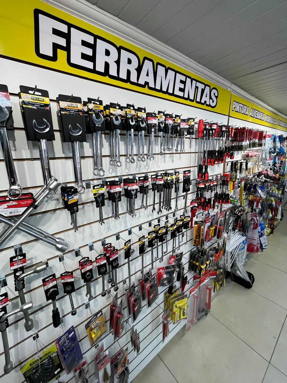 Parede de ferramentas manuais organizadas na loja